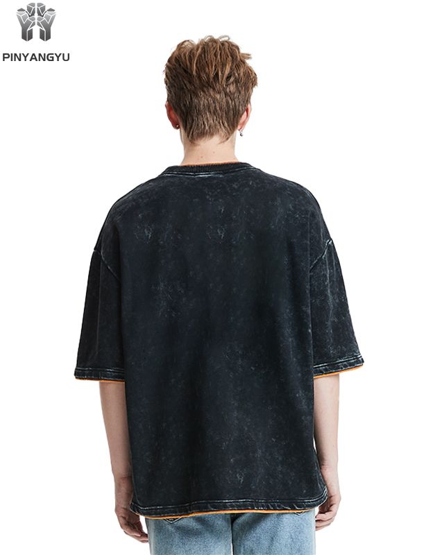 Футболка с потертостями и лоскутным узором