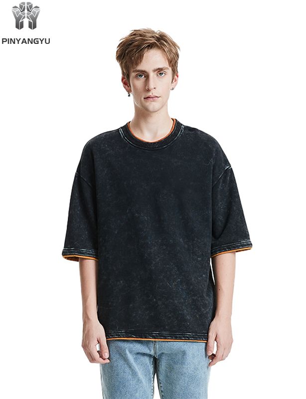 Футболка с потертостями и лоскутным узором