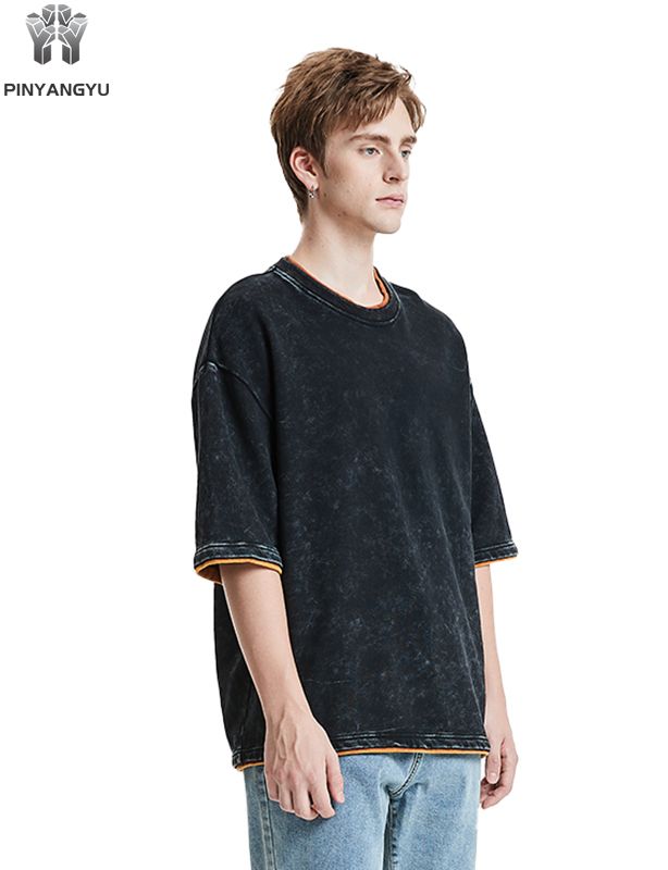 Футболка с потертостями и лоскутным узором