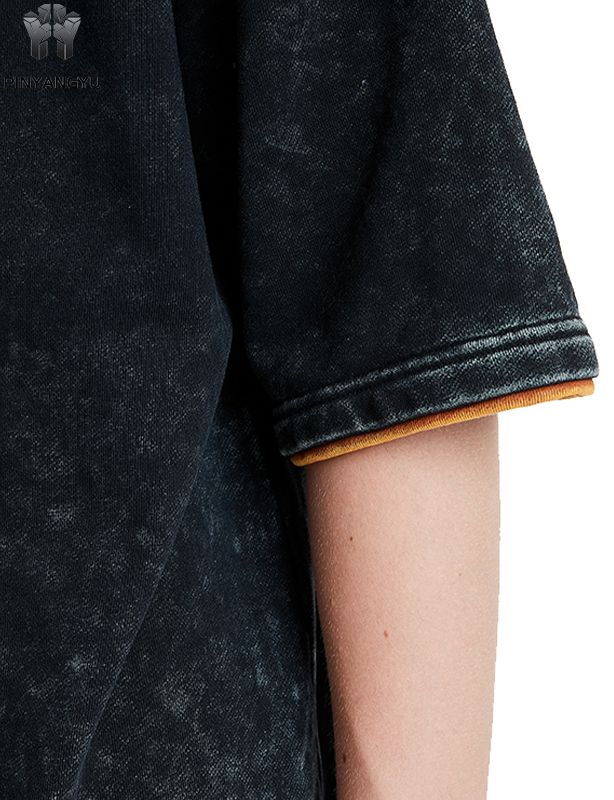 Футболка с потертостями и лоскутным узором